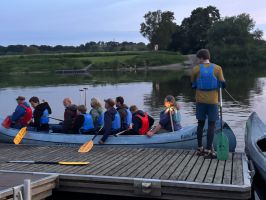 gruppe-paddelt-ab-steg