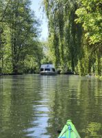 wakenitz-kanal-mit-hausboot